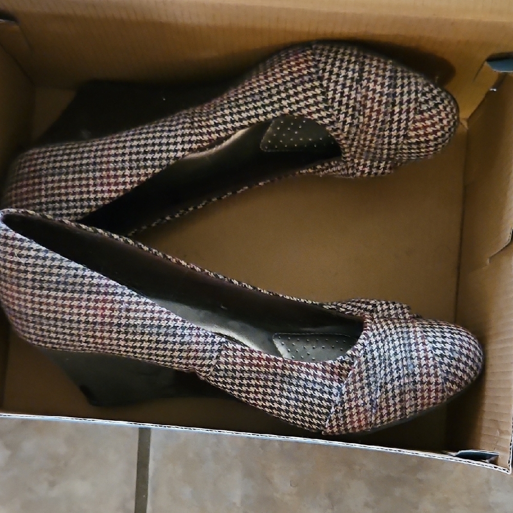 Stylish Women's Houndstooth Heels